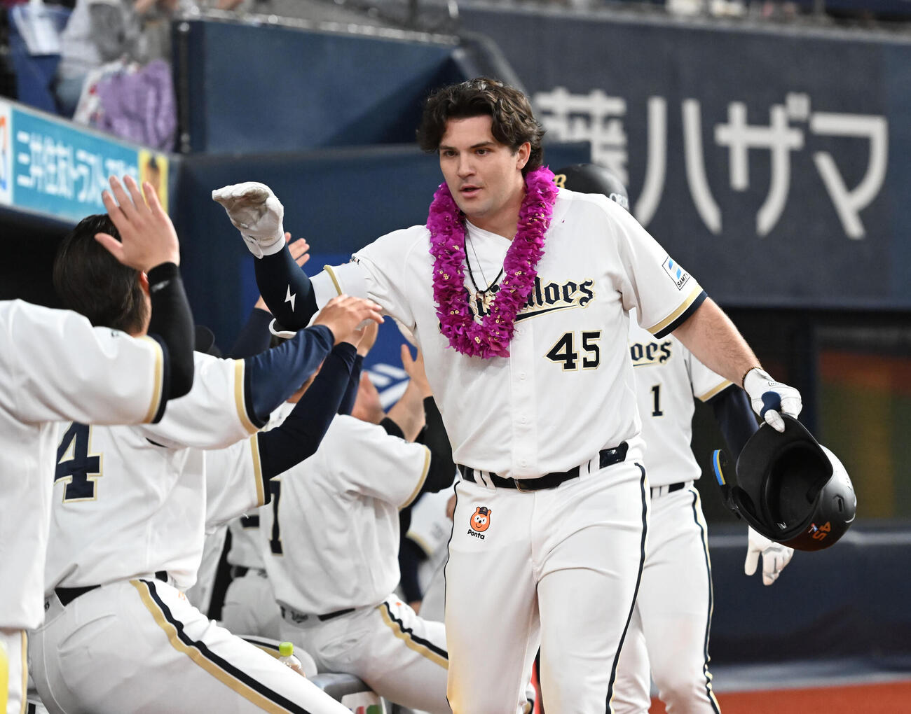 オリックス対日本ハム　7回裏オリックス2死二塁、右越え2点本塁打を放ったボブ・シーモアはベンチ前でナインとタッチ（2026年4月撮影）