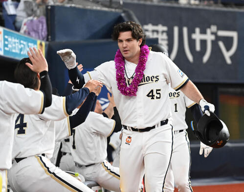 オリックス対日本ハム　7回裏オリックス2死二塁、右越え2点本塁打を放ったボブ・シーモアはベンチ前でナインとタッチ（2026年4月撮影）