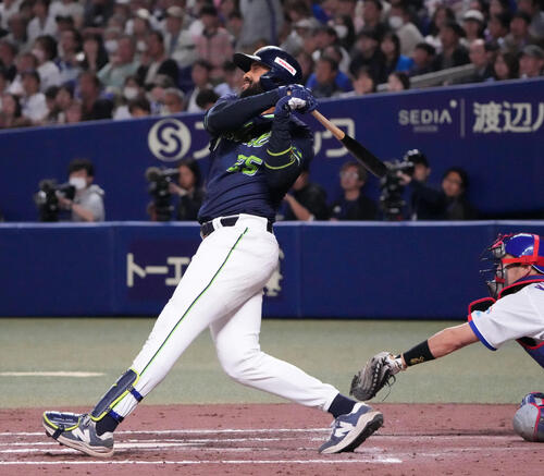 中日戦で6号ソロを放つサンタナ（2026年4月24日）