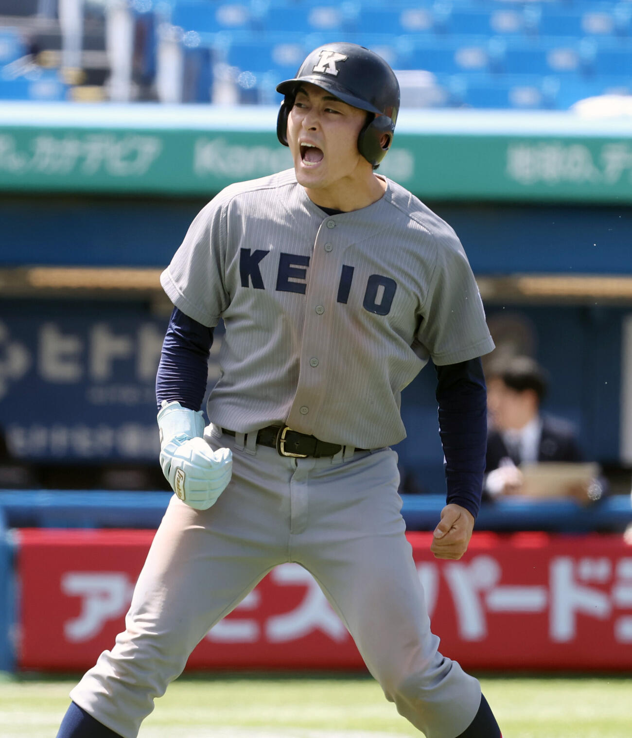 6大学野球　明大対慶大　5回裏慶大1死三塁、今津慶介の適時打で生還した三塁走者小原大和はガッツポーズする（撮影・柴田隆二）.