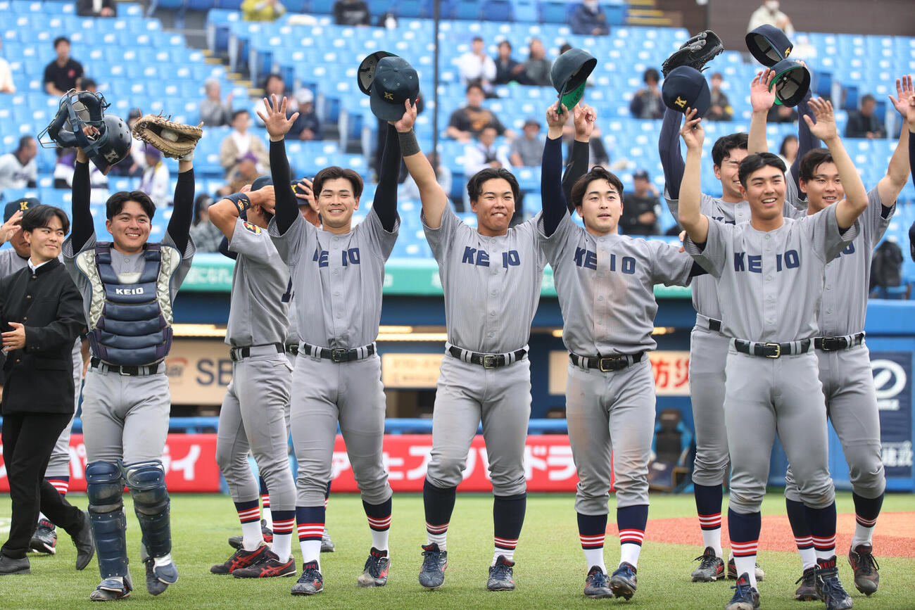 6大学野球　明大対慶大　勝利した、左から3人目は慶大・渡辺和大らナインスタンドに手を振る（撮影・柴田隆二）.