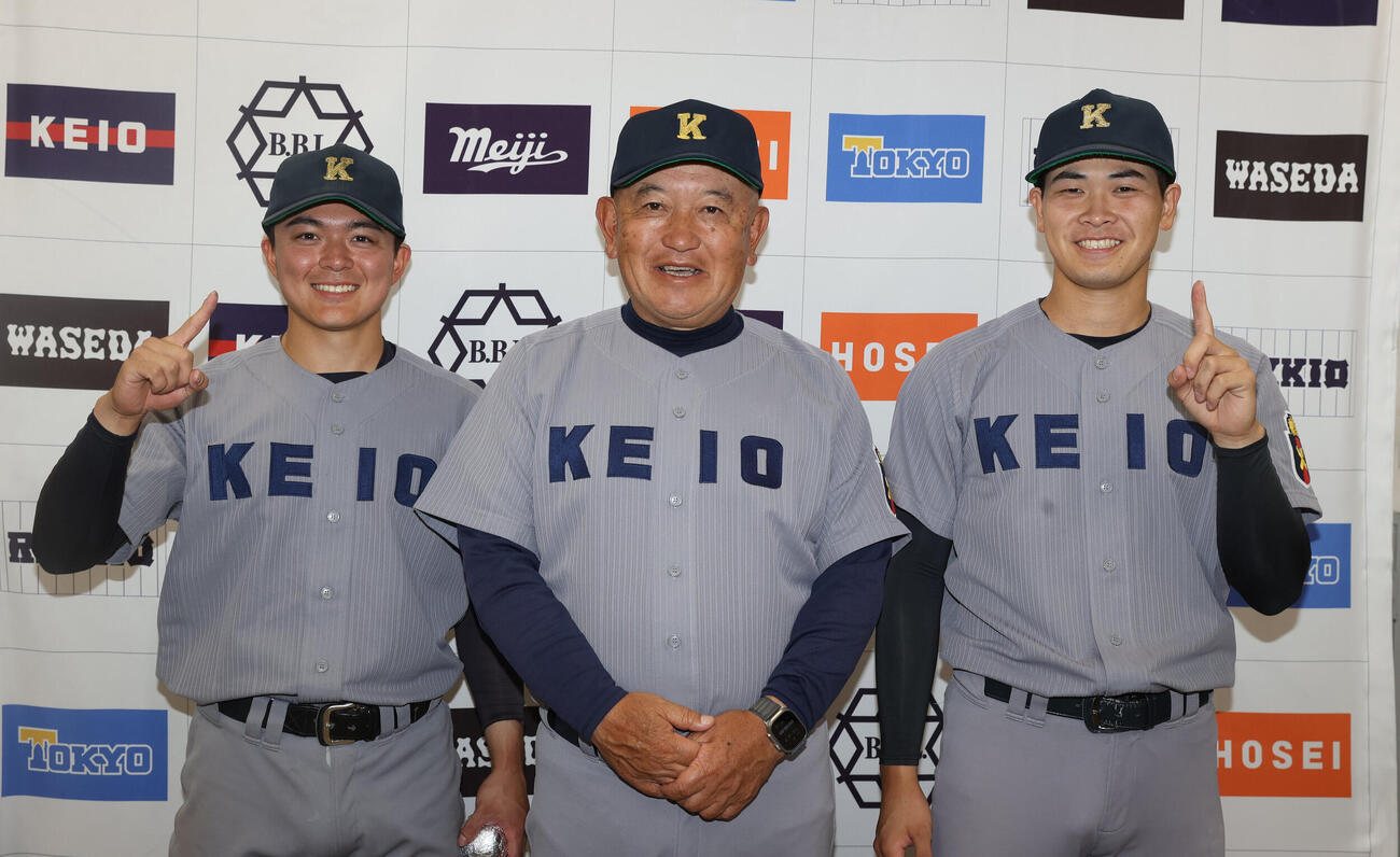 6大学野球　明大対慶大　勝利した、左から慶大・吉開鉄朗、・堀井哲也監督、渡辺和大はガッツポーズする（撮影・柴田隆二）.