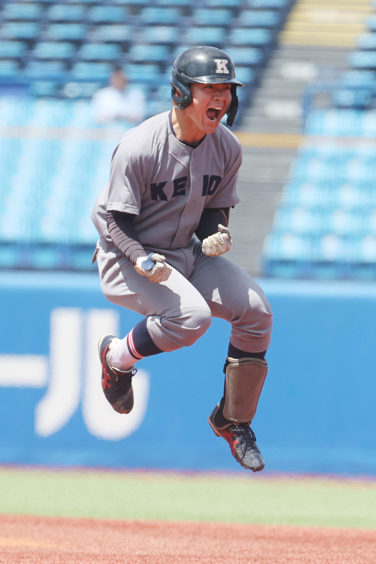 明大対慶大　2回裏慶大1死一塁、吉開鉄朗は2点本塁打を放ち大ジャンプ（撮影・柴田隆二）