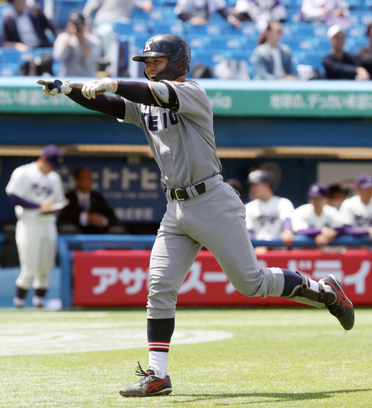6大学野球　明大対慶大　2回裏慶大1死一塁、吉開鉄朗は2点本塁打を放ちポーズを決める（撮影・柴田隆二）.