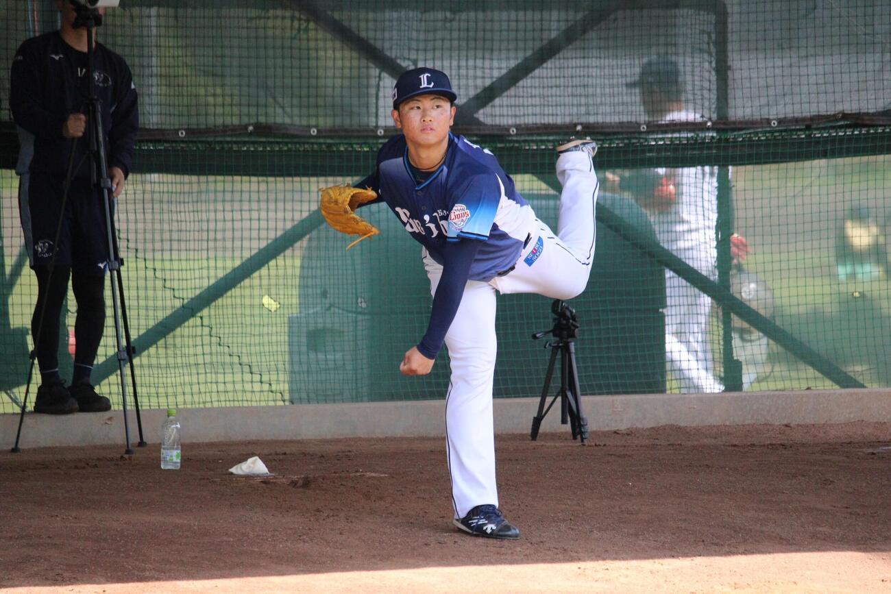ブルペン投球を行う西武育成4位の浜岡（撮影・金子真仁）