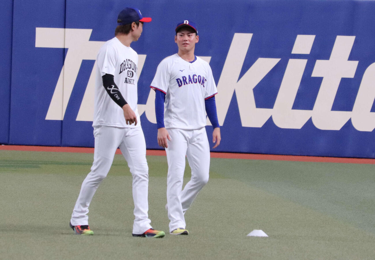 27日バンテリンドームでの先発投手練習に参加し、高橋宏（左から1人目）と話す金丸