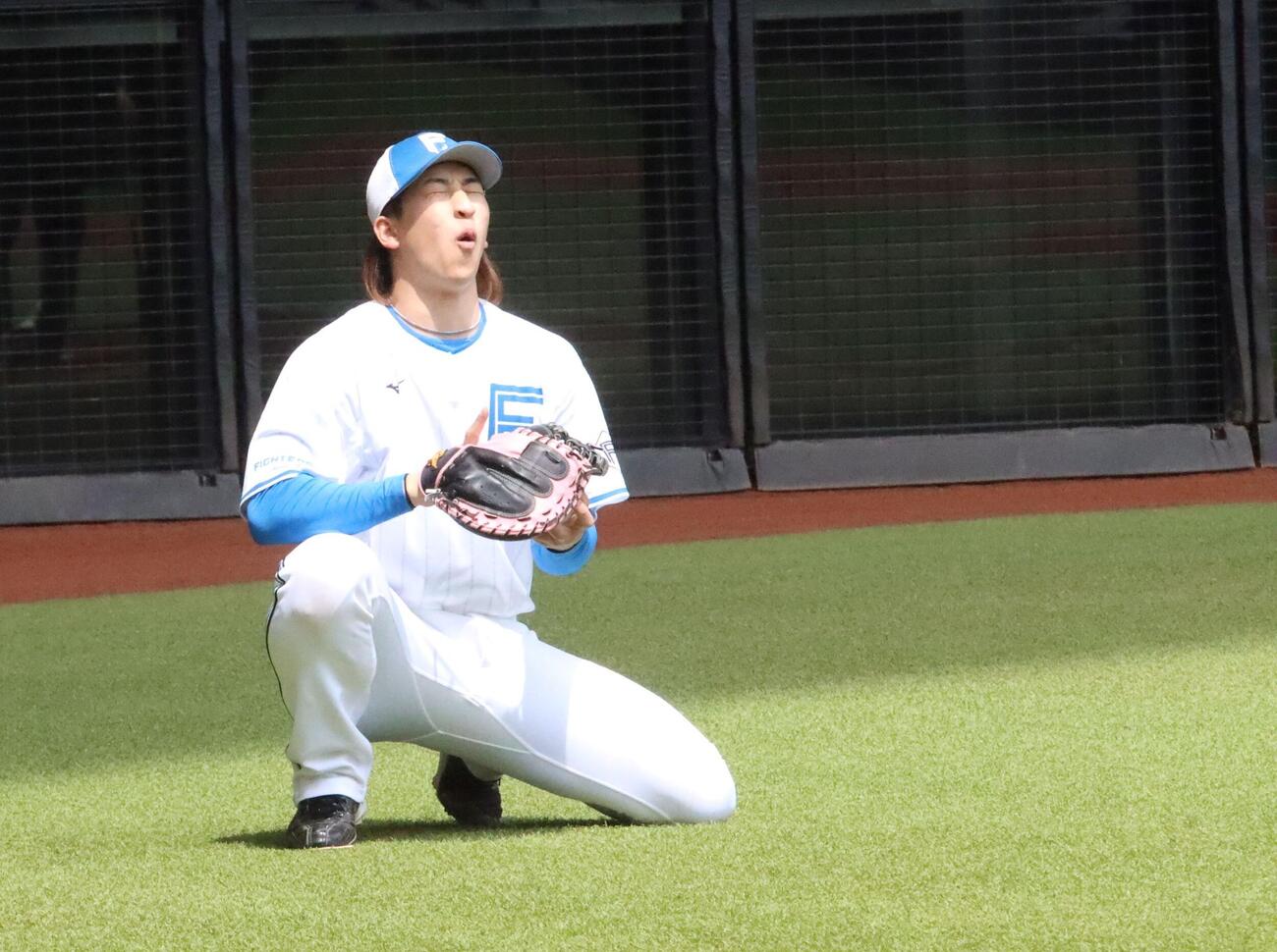 福島のボールを受け、その球威に驚く日本ハム細野
