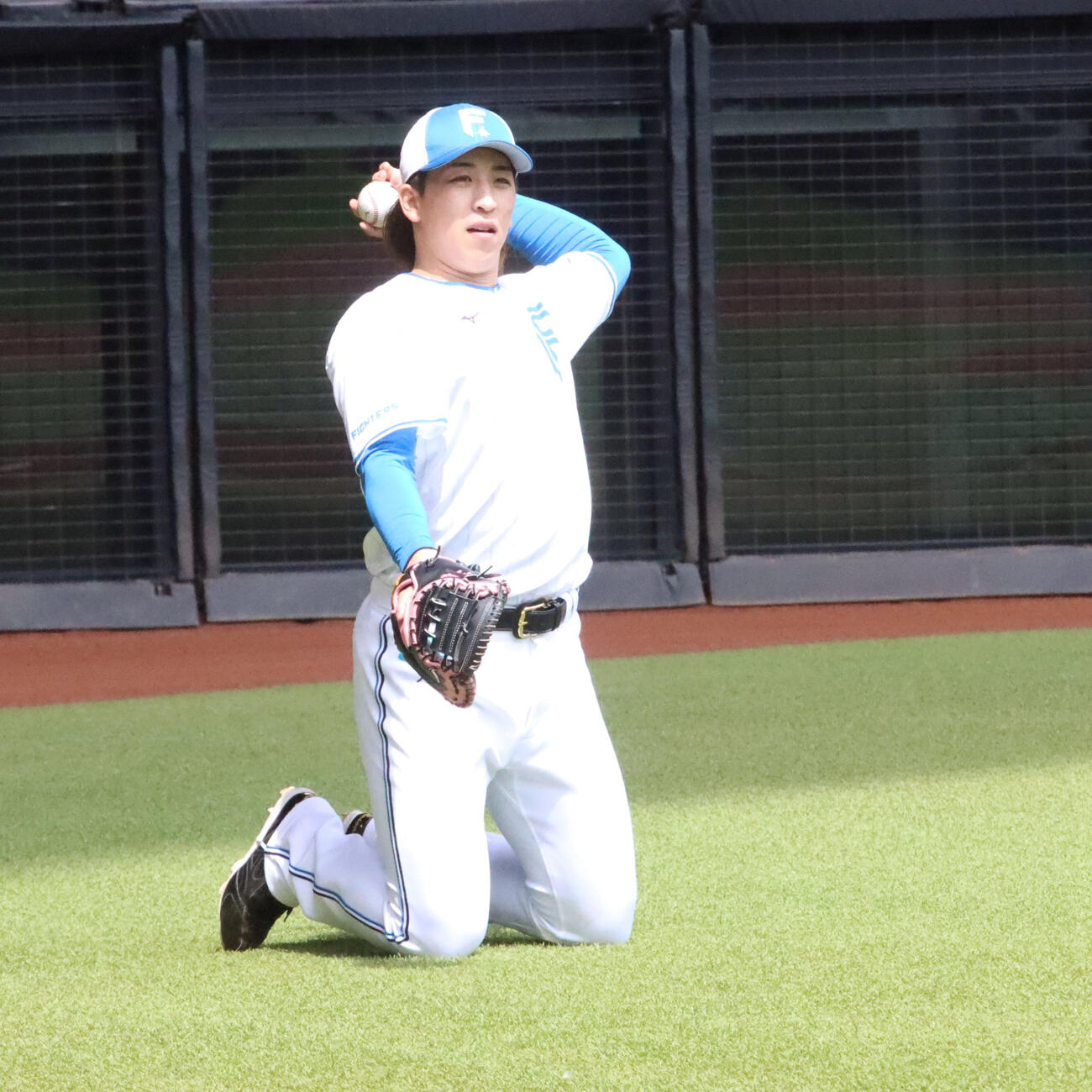 福島のボールを受ける日本ハム細野