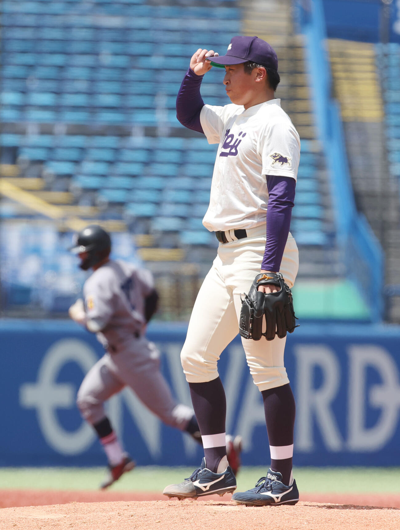 6大学野球　明大対慶大　2回裏慶大1死一塁、吉開鉄朗に2点本塁打を浴びた明大・湯田統真（撮影・柴田隆二）.