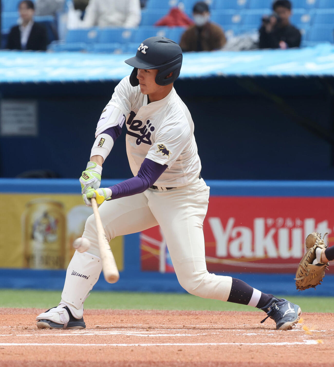 6大学野球　明大対慶大　1回表明大1死一、三塁、内海優太は適時打を放つ（撮影・柴田隆二）.