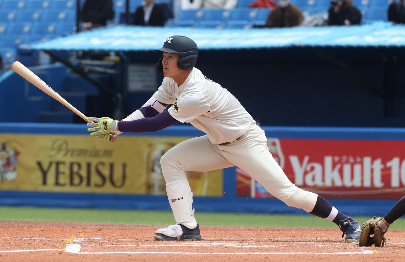 6大学野球　明大対慶大　1回表明大1死一、三塁、内海優太は適時打を放つ（撮影・柴田隆二）.