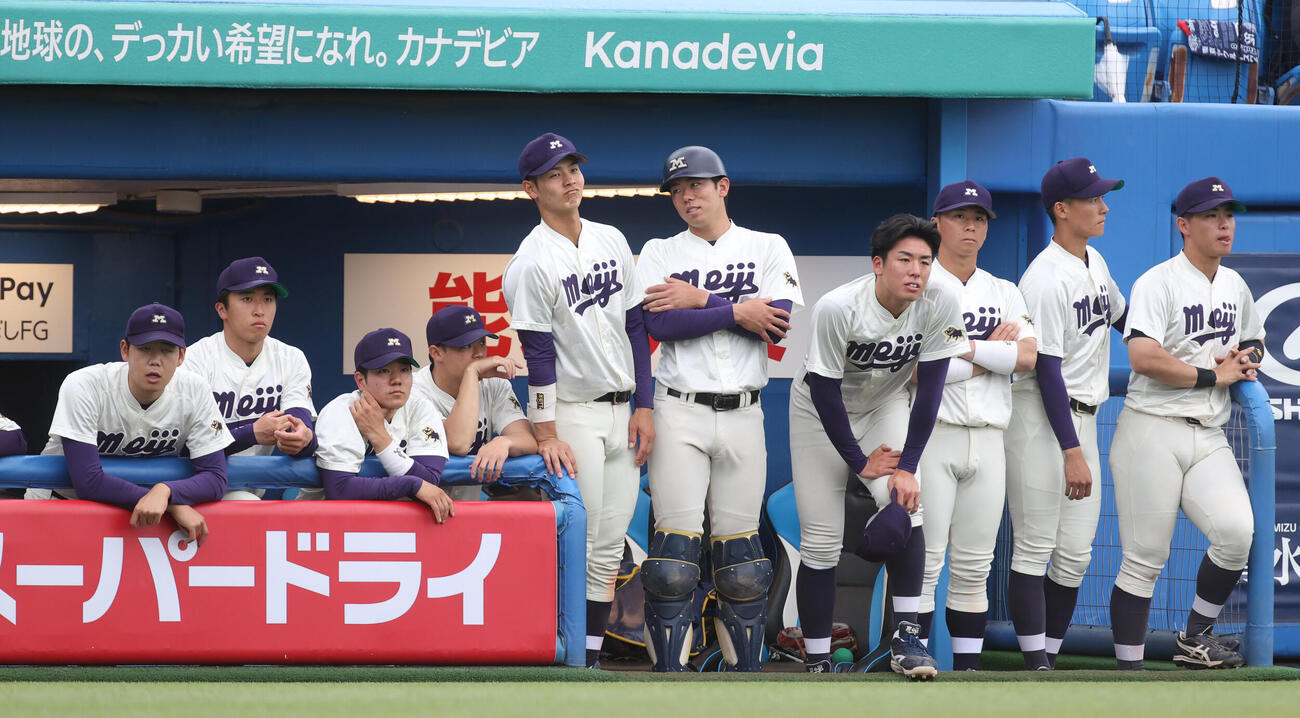 6大学野球　明大対慶大　大量得点を奪われがっくりの明大ナイン（撮影・柴田隆二）.