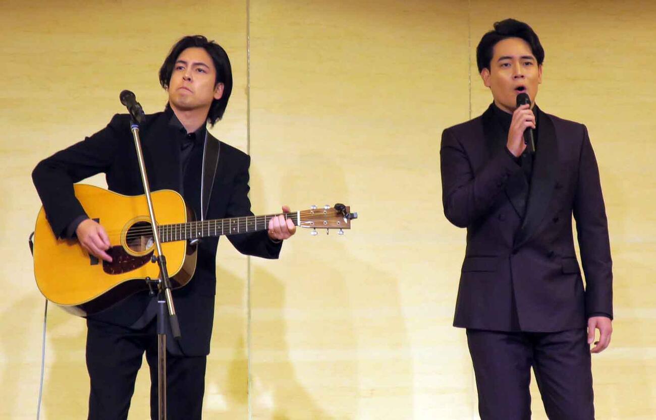 「木村竜蔵　木村徹二が歌う坂東玉三郎の世界」取材会でミニコンサートを行う木村竜蔵（左）、木村徹二（2025年11月撮影）