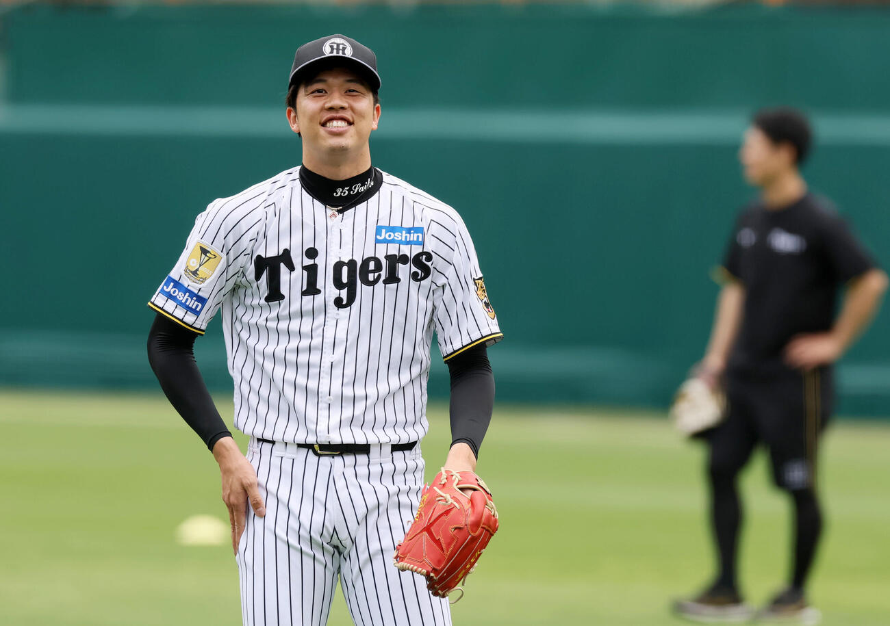 指名練習に参加し笑顔を見せる阪神才木浩人（撮影・加藤哉）