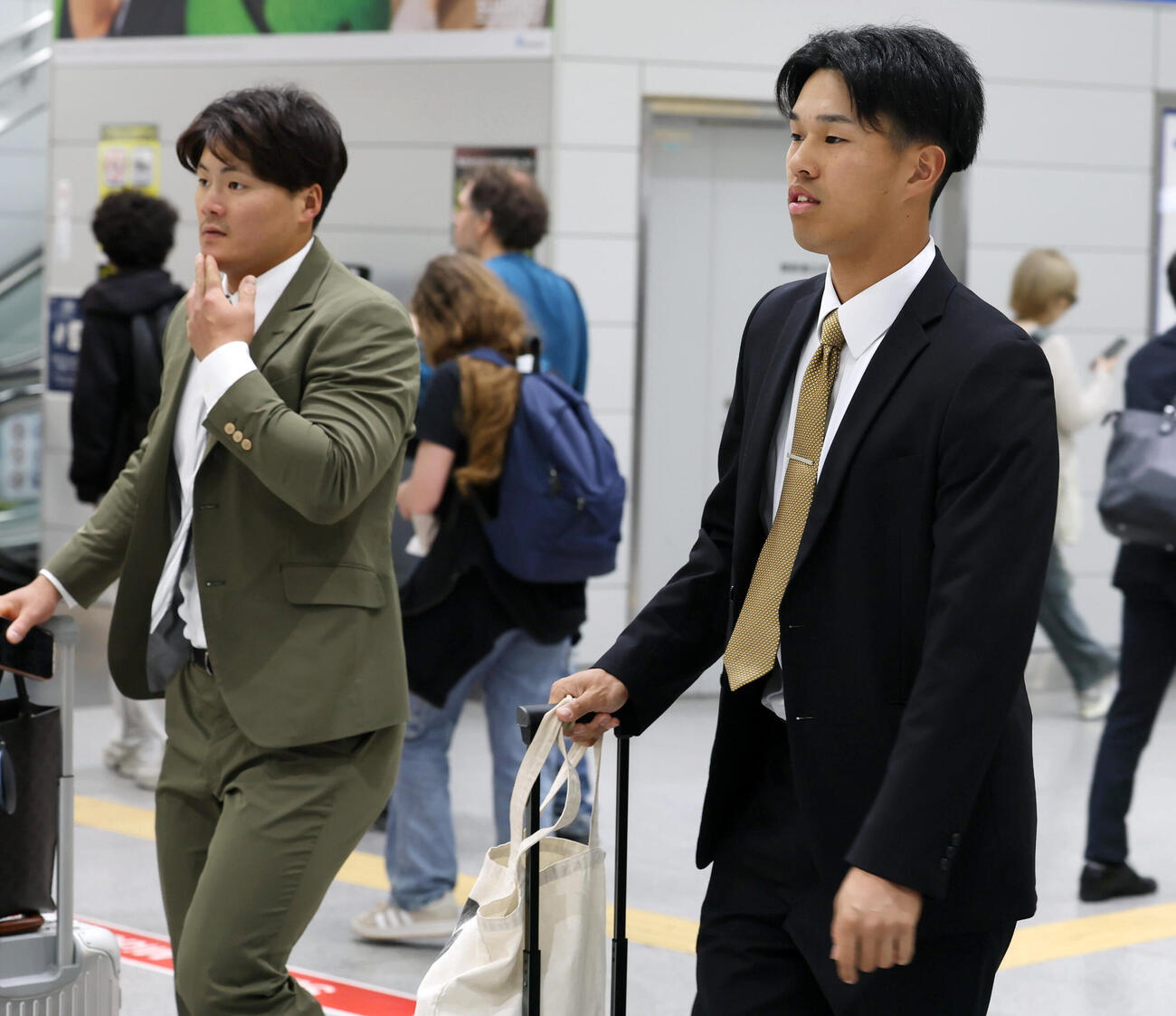 東京へ移動する阪神岡城快生（右）と前川右京（撮影・加藤哉）