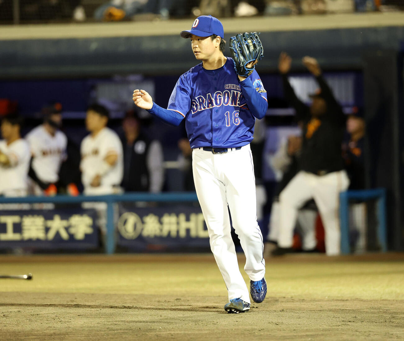 喜ぶ巨人ベンチを背に悔しそうな桜井頼之介（2026年4月22日撮影）