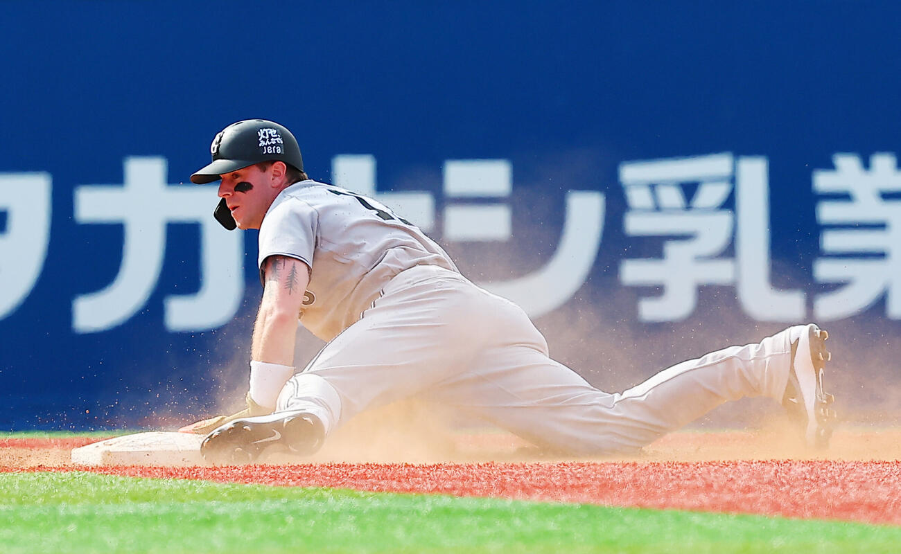 DeNA対巨人　5回表巨人2死一塁、二盗に成功するトレイ・キャベッジ（2026年4月26日）