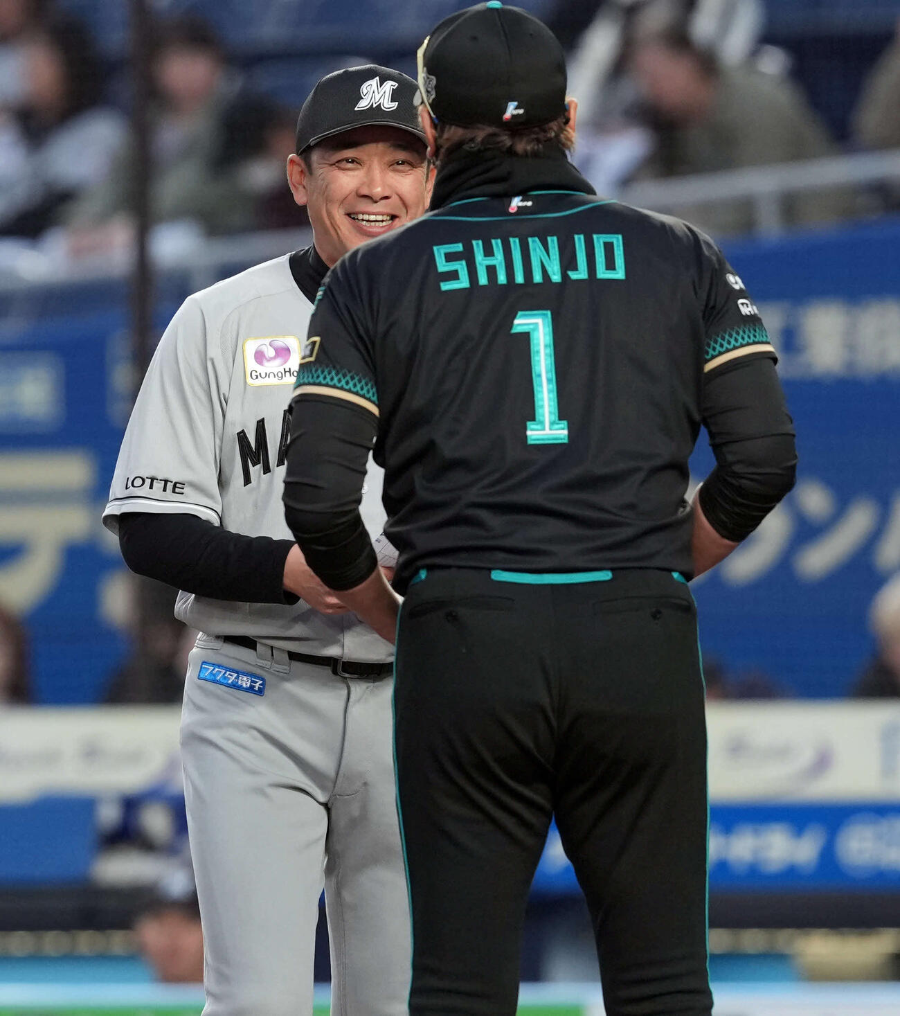 4月14日、日本ハム新庄剛志監督とメンバー表の最終確認をするサブロー監督