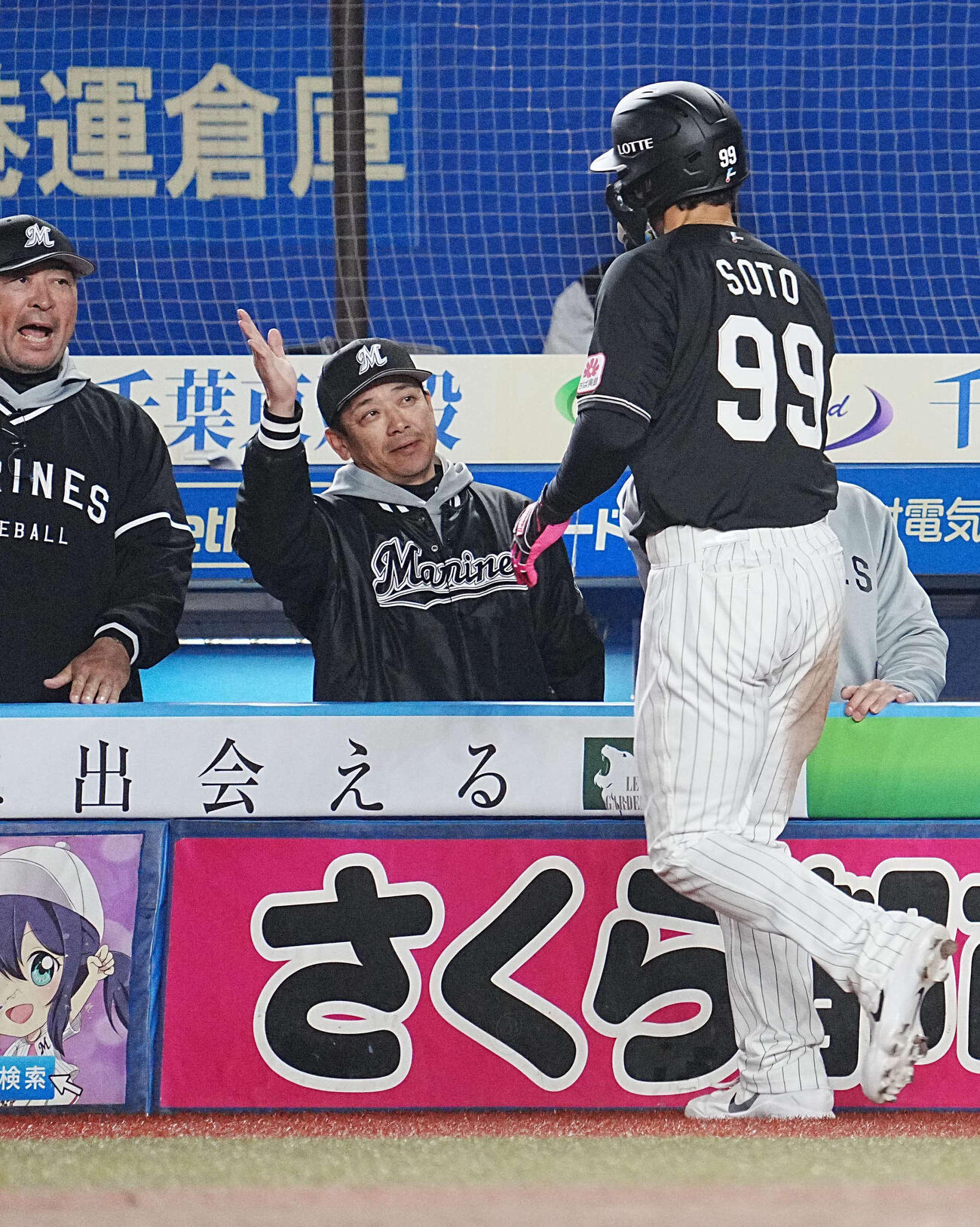 4月3日、ソフトバンク戦で高部瑛斗の適時打で生還した二塁走者ネフタリ・ソト（右）とハイタッチするサブロー監督