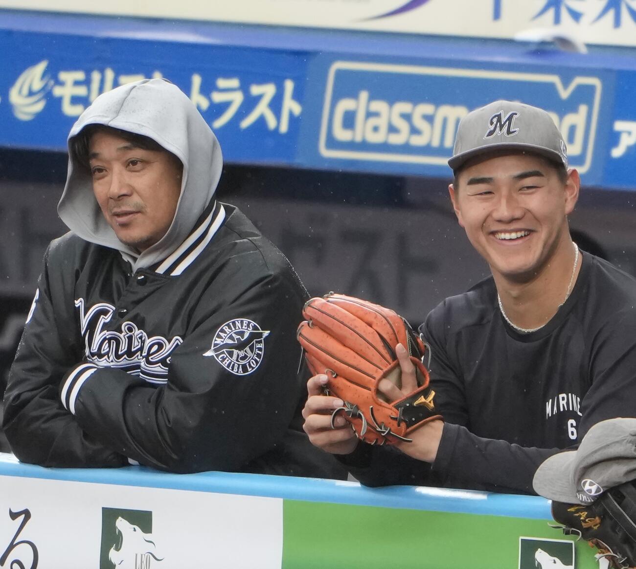 3月25日、チーム練習で笑顔を見せる西川史礁（右）とサブロー監督
