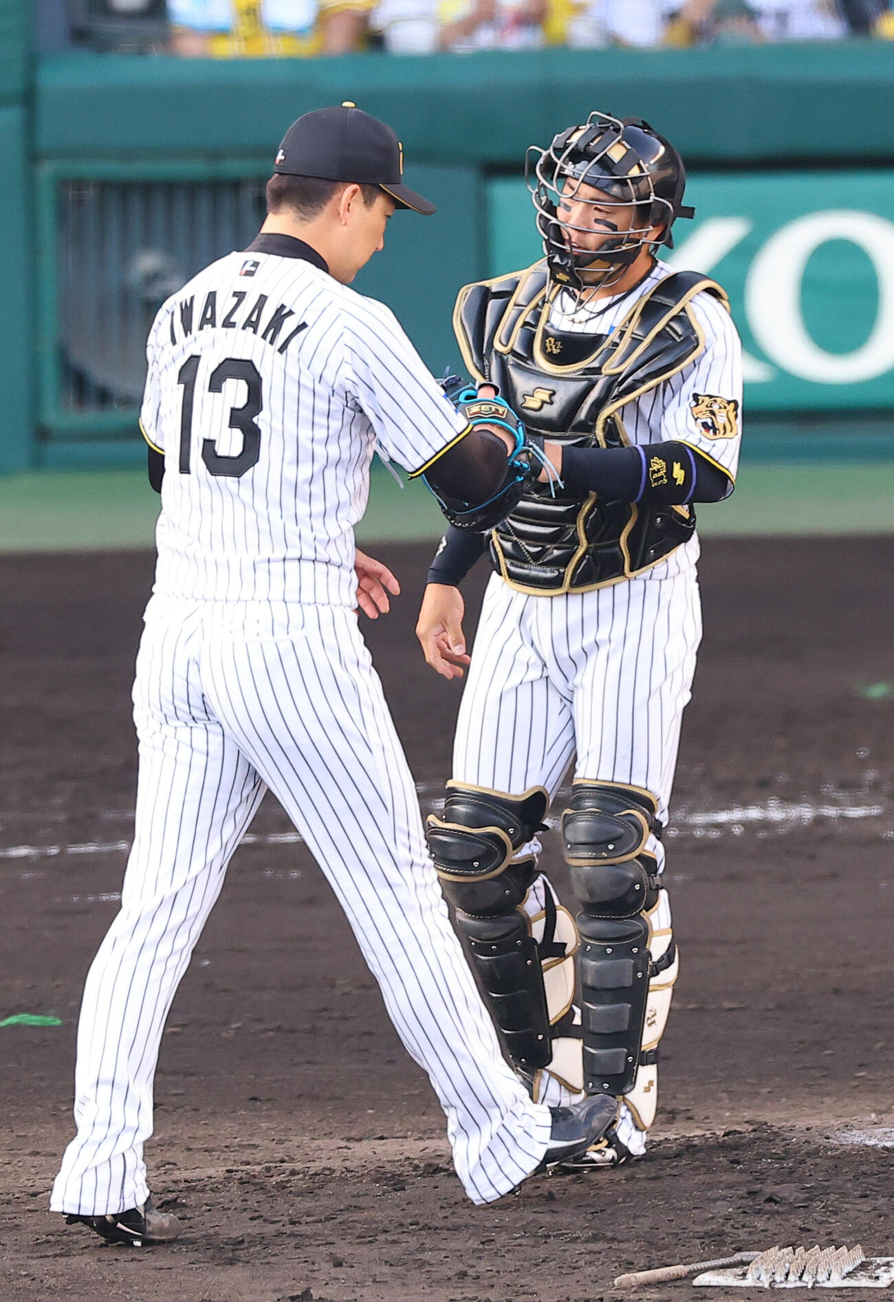 阪神対広島　9回、岩崎優（左）に声を掛ける梅野隆太郎（2026年4月25日撮影）