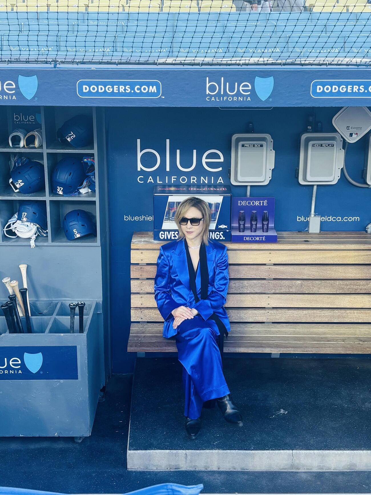 ドジャースタジアムのホームベンチに座るYOSHIKI
