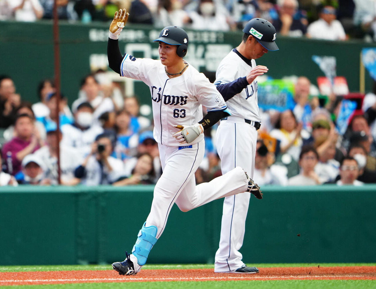 西武対日本ハム　1回裏西武1死、先制の左越えソロ本塁打を放ちポーズを決める長谷川信哉（撮影・垰建太）　