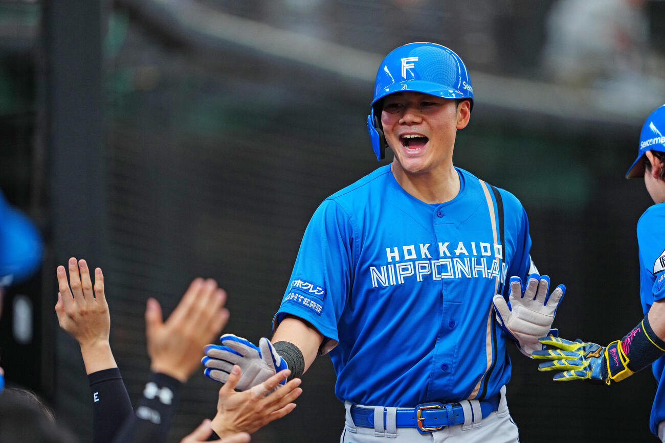 西武対日本ハム　5回表日本ハム無死一塁、ロドルフォ・カストロの適時二塁打で生還しナインの出迎えを受ける清宮幸太郎（撮影・垰建太）　