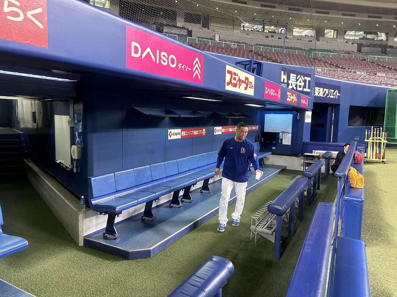 中日DeNA3回戦の試合前、ベンチ前に「盛り塩」を用意する松中打撃統括コーチ