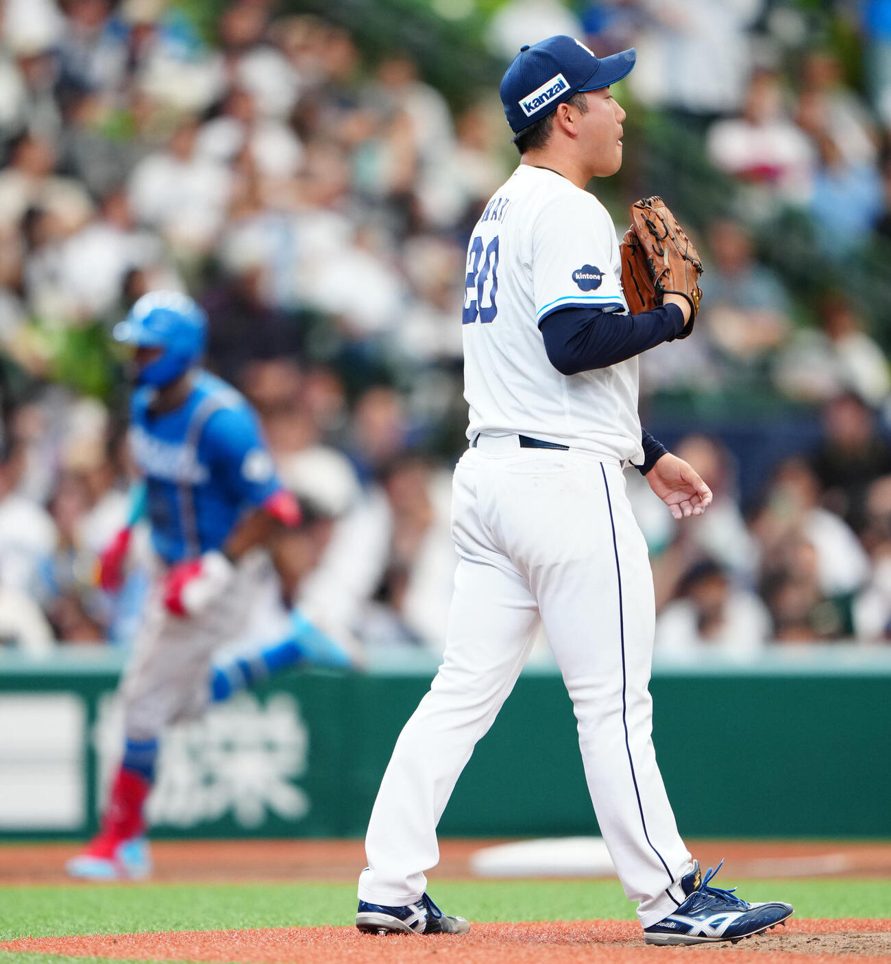西武対日本ハム　9回表日本ハム2死、ロドルフォ・カストロ（左）にソロ本塁打を浴びる岩城颯空（撮影・垰建太）