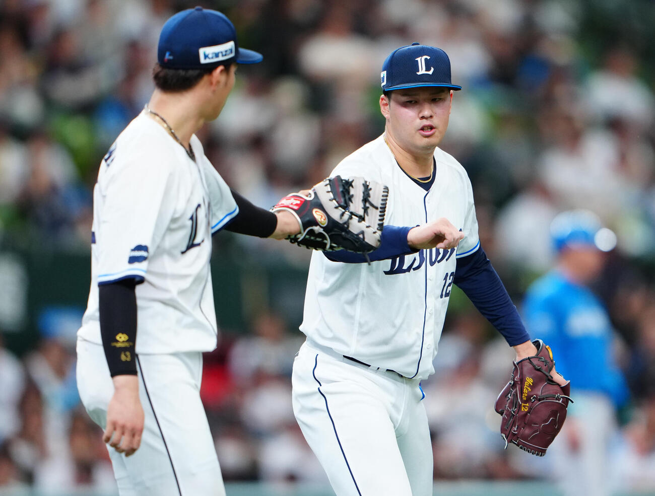 西武対日本ハム　5回表日本ハム1死三塁、田宮裕涼の一ゴロを本塁へ素早く送球しアウトとした長谷川信哉（左）とタッチを交わす渡辺勇太朗（撮影・垰建太）　