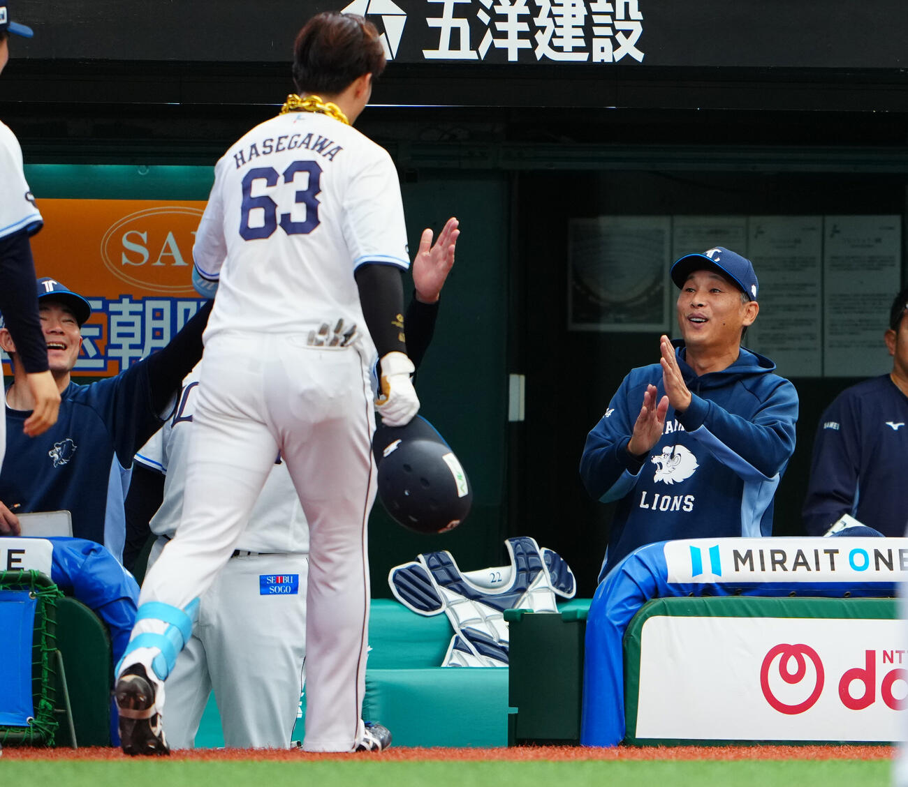 西武対日本ハム　1回裏西武1死、先制のソロ本塁打を放った長谷川信哉（左）を出迎える西口文也監督（撮影・垰建太）　