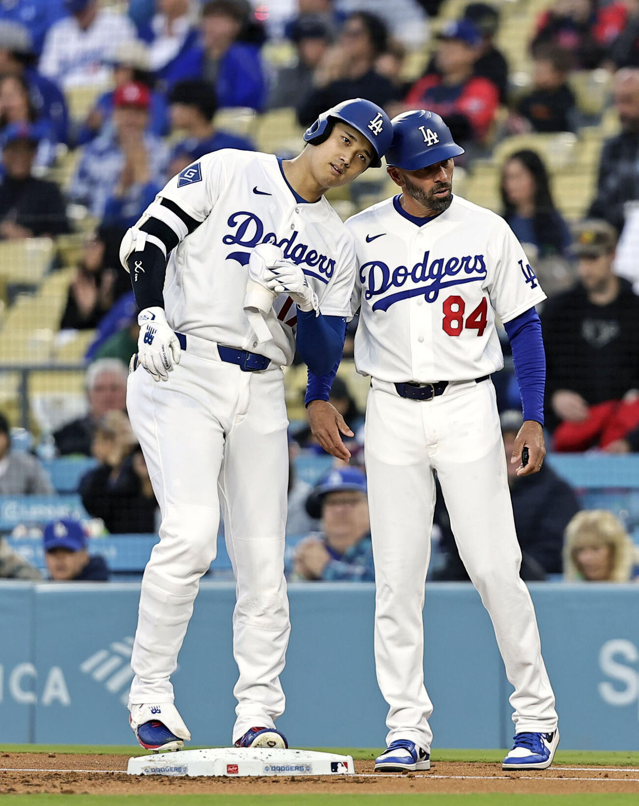 マーリンズ戦の1回、右前打で出塁しヘルメットを合わせるドジャース・大谷（左）（共同）
