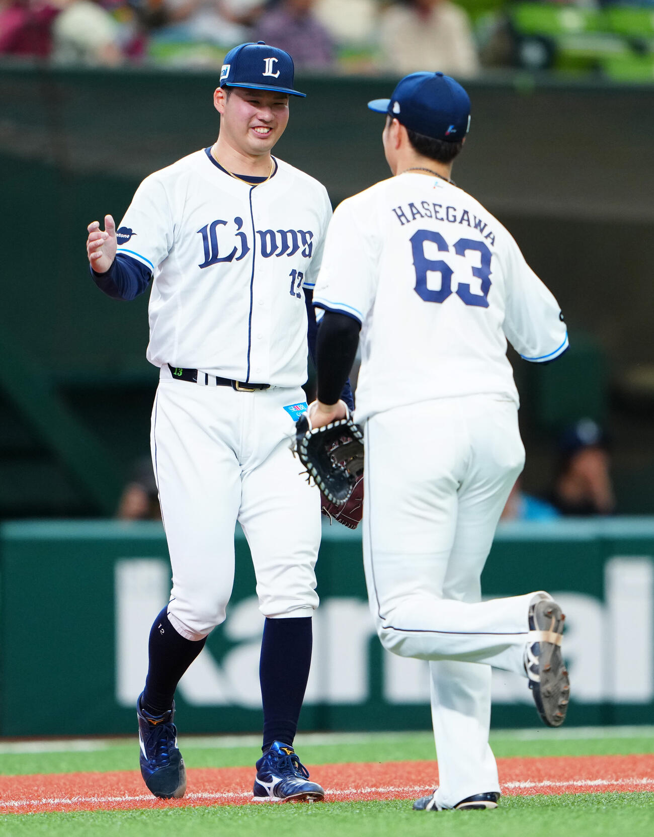西武対日本ハム　6回表日本ハムの攻撃を無失点に抑え長谷川信哉（右）と笑顔を見せる西武先発の渡辺勇太朗（撮影・垰建太）　
