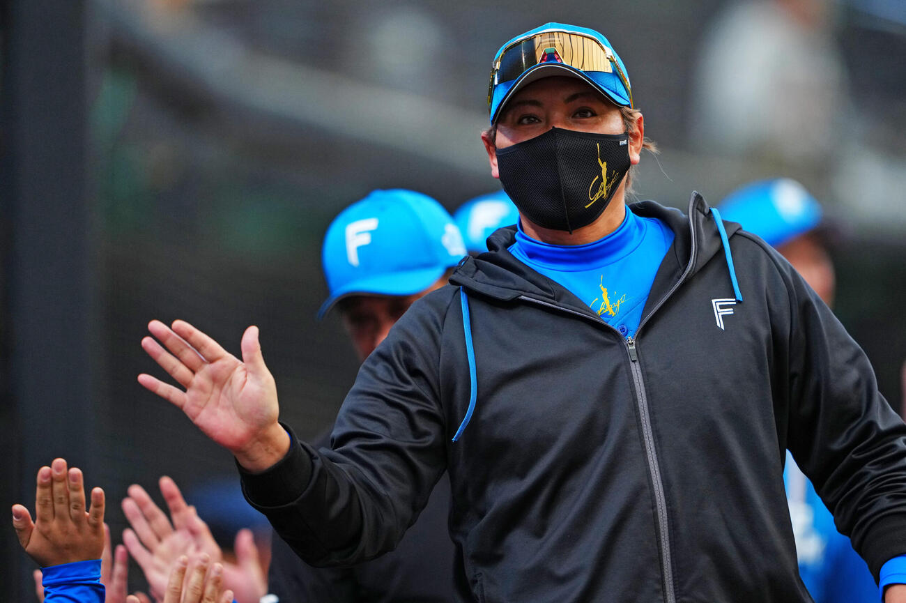 西武対日本ハム　西武に勝利しタッチを交わす日本ハム新庄剛志監督（撮影・垰建太）