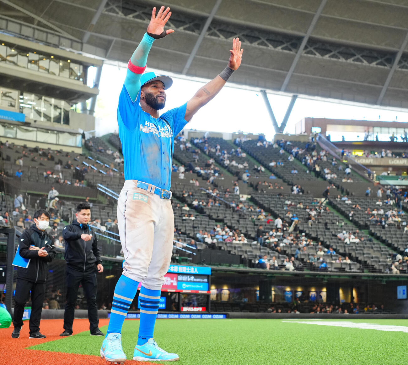 西武対日本ハム　西武に勝利しファンの声援に応える日本ハムのロドルフォ・カストロ（中央）らナイン（撮影・垰建太）