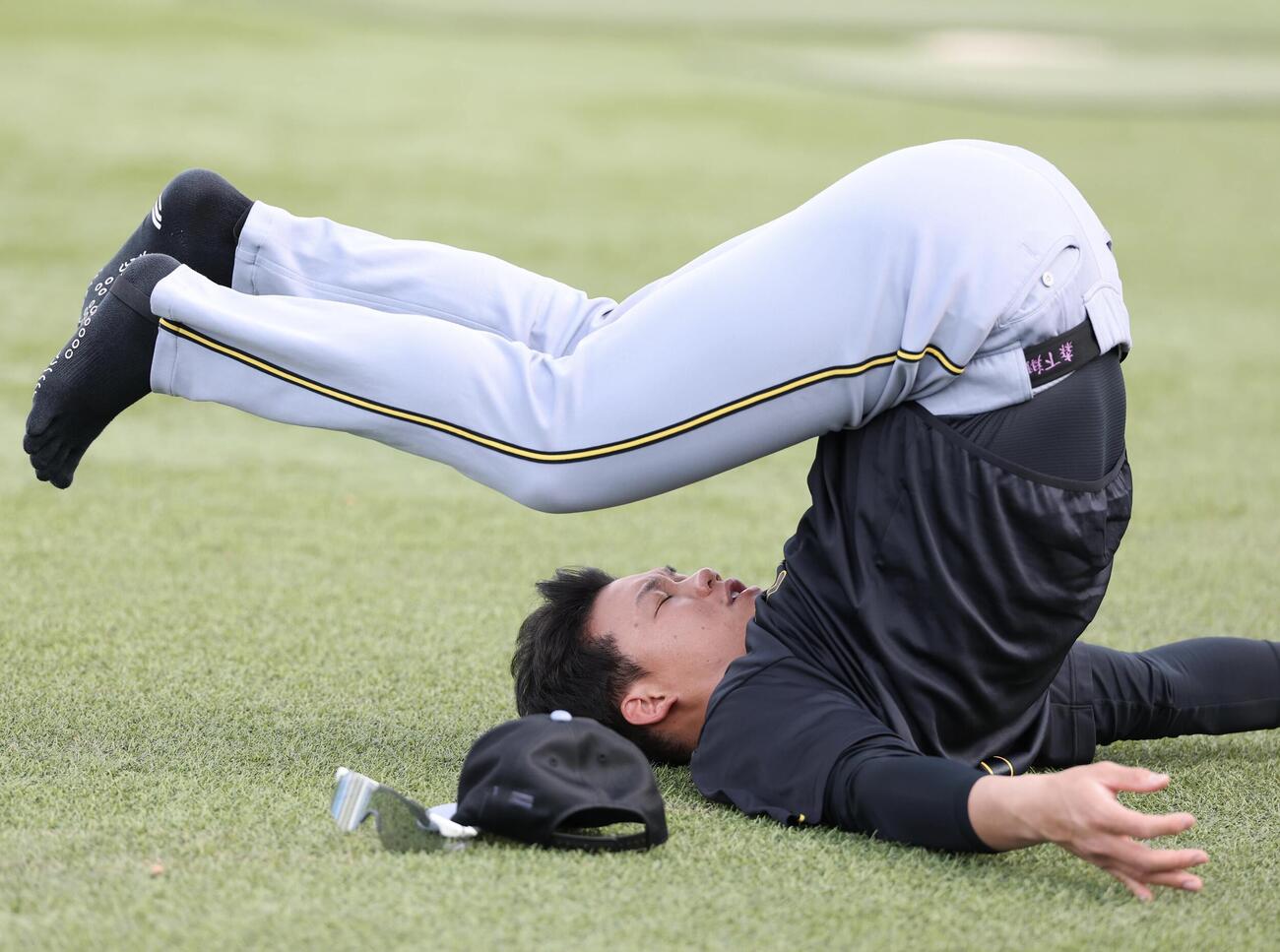 ヤクルト対阪神　試合前、ストレッチする阪神森下翔太(撮影・浅見桂子)
