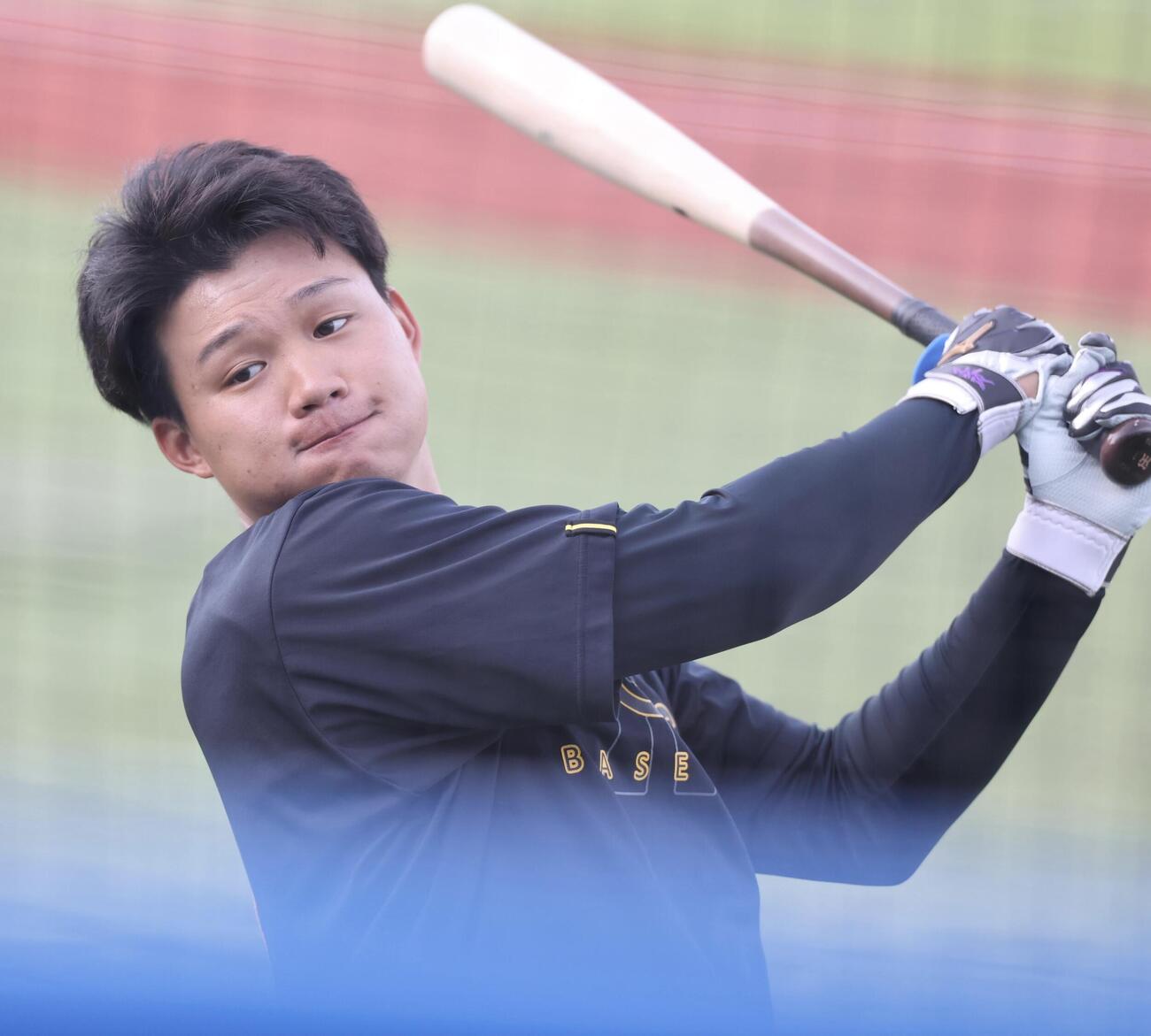 ヤクルト対阪神　試合前、ティー打撃する阪神森下翔太(撮影・浅見桂子)