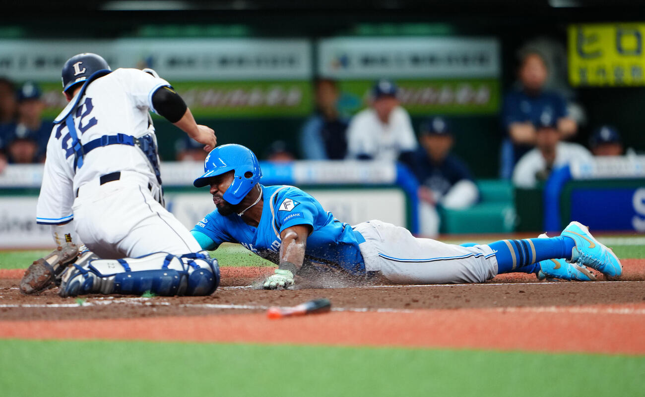西武対日本ハム　5回表日本ハム1死三塁、田宮裕涼の一ゴロで三走ロドルフォ・カストロは本塁突入もアウト（撮影・垰建太）　