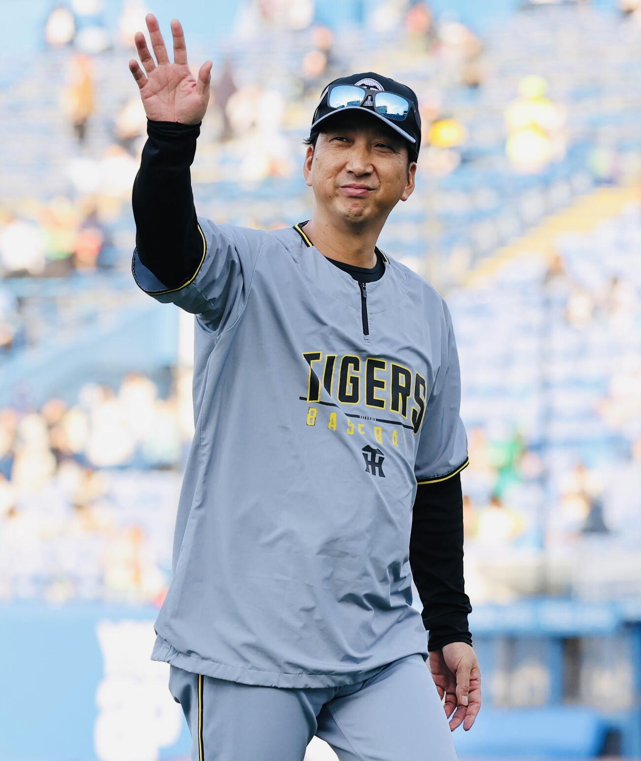 ヤクルト対阪神　練習を終えてスタンドに手を振る阪神藤川球児監督(撮影・浅見桂子)