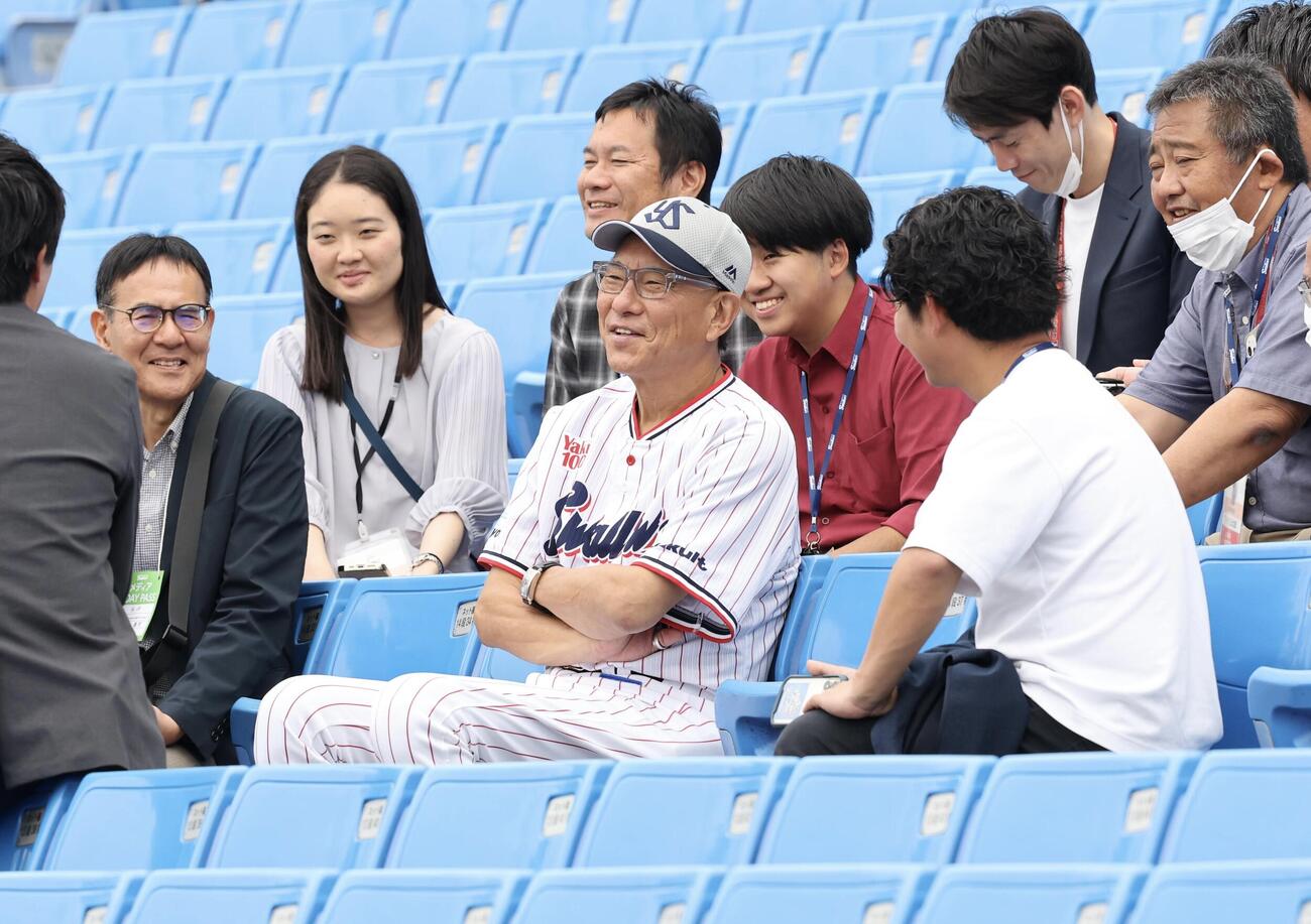 ヤクルト対阪神　練習中、スタンドで報道陣と談笑するヤクルト池山隆寛(撮影・浅見桂子)