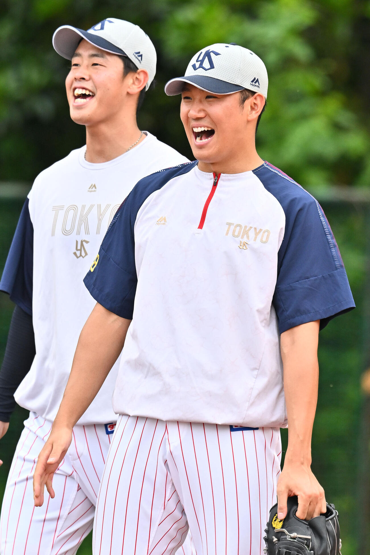 ヤクルト対阪神　試合前練習で笑顔のヤクルト奥川恭伸（手前）（撮影・滝沢徹郎）