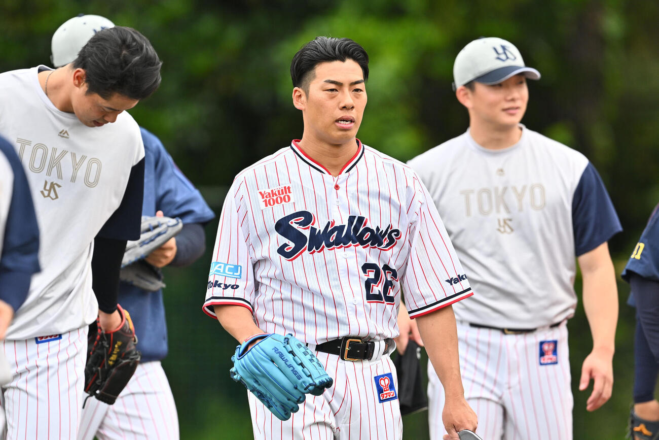 ヤクルト対阪神　試合前練習で調整するヤクルト山野太一（中央）（撮影・滝沢徹郎）