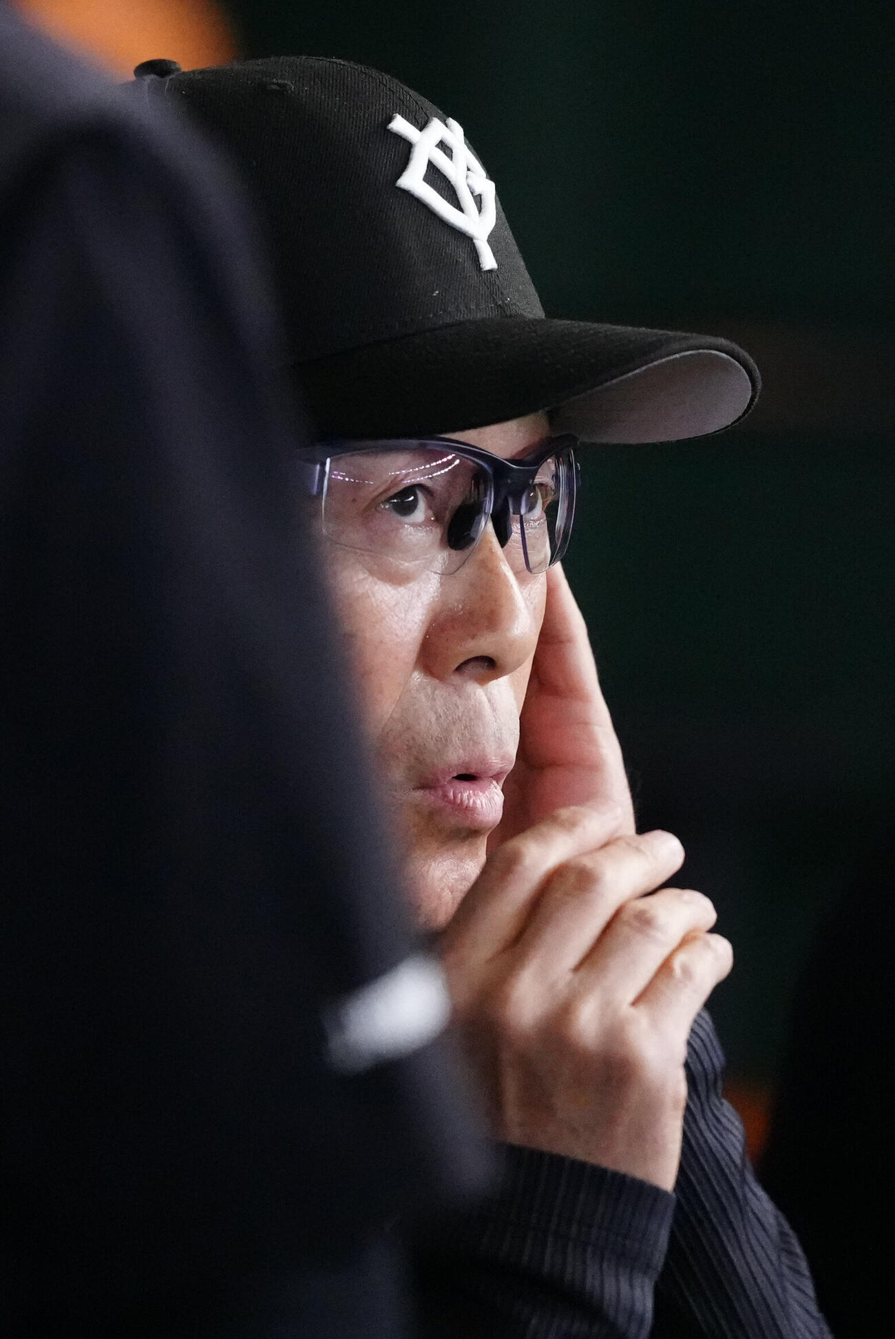 巨人対広島　試合前練習中、ボールが側頭部に当たり、ベンチに座る巨人川相昌弘ディフェンスチーフコーチ（撮影・江口和貴）