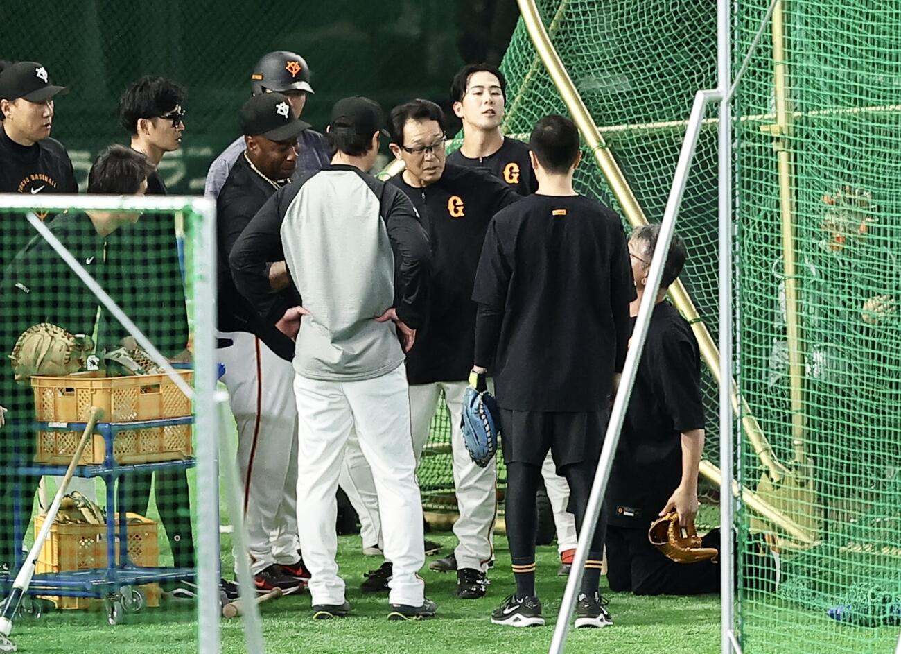 巨人対広島　試合前、練習中に負傷し、コーチたちに囲まれる巨人川相昌弘ディフェンスチーフコーチ（中央）（撮影・河田真司）