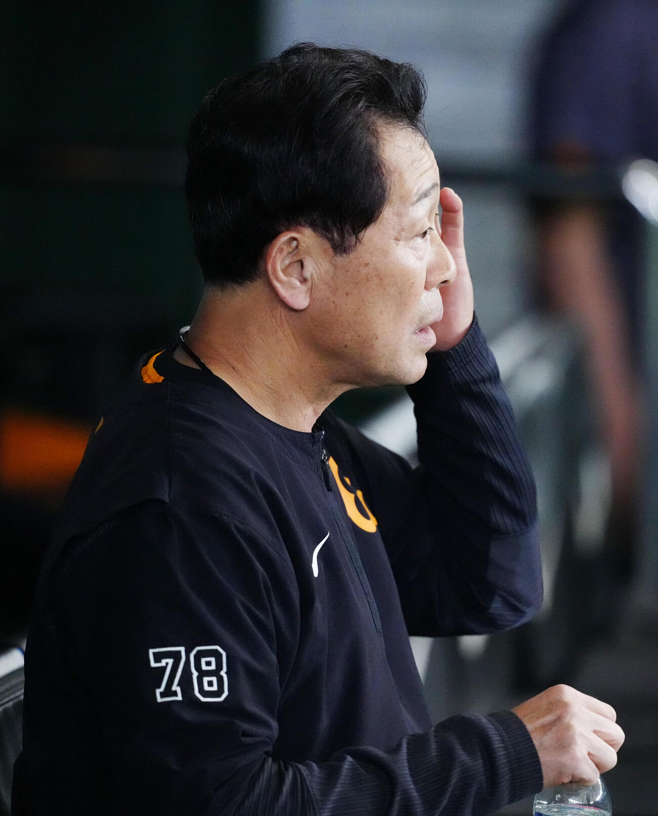 巨人対広島　試合前練習中、ボールが側頭部に当たり、ベンチに座る巨人川相昌弘ディフェンスチーフコーチ（撮影・江口和貴）