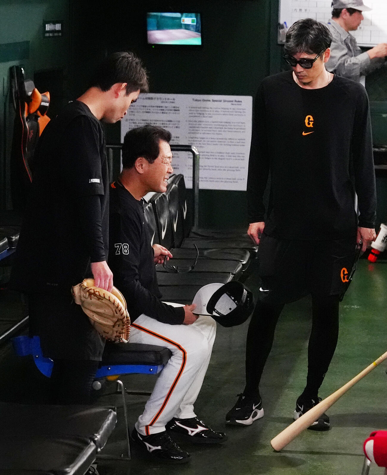 巨人対広島　試合前練習中、ボールが側頭部に当たり、ベンチに座る巨人川相昌弘ディフェンスチーフコーチ（中央）（撮影・江口和貴）