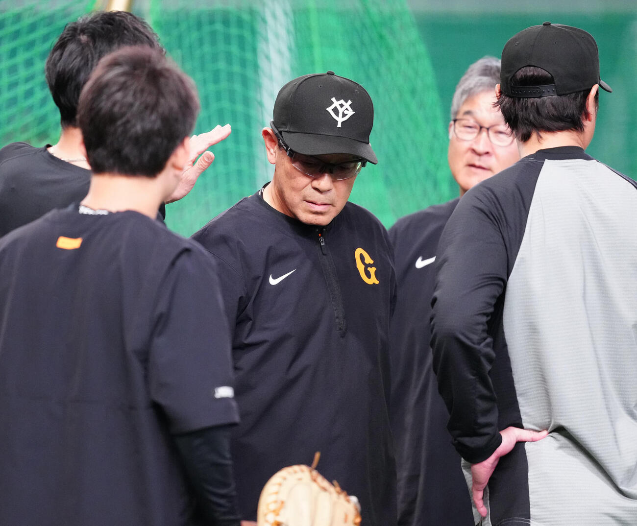 巨人対広島　試合前練習中、ボールが側頭部に当たり、心配される巨人川相昌弘ディフェンスチーフコーチ（撮影・江口和貴）