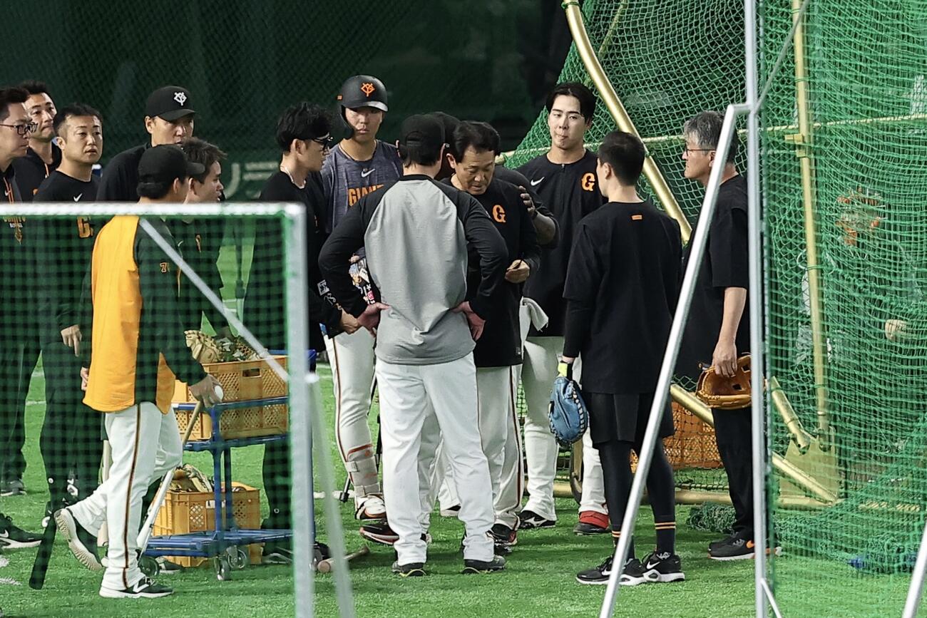 巨人対広島　試合前、練習中に負傷し、コーチたちに囲まれる巨人川相昌弘ディフェンスチーフコーチ（中央）（撮影・河田真司）