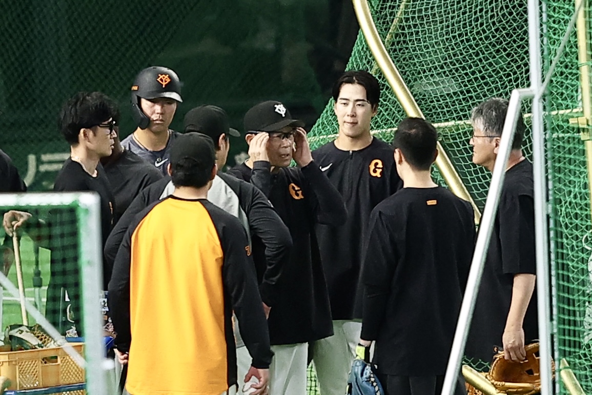 巨人対広島　試合前、練習中に負傷し、コーチたちに囲まれる巨人川相昌弘ディフェンスチーフコーチ（中央）（撮影・河田真司）